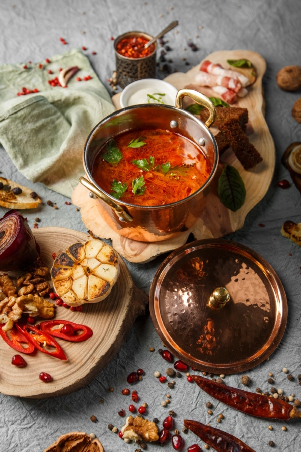 Борщ с салом и гренками