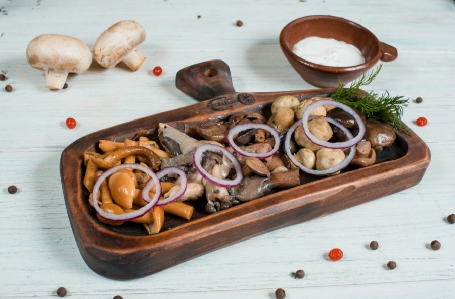Ассорти из маринованных грибов