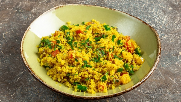 Кус-кус с фасолью, перцем и луком