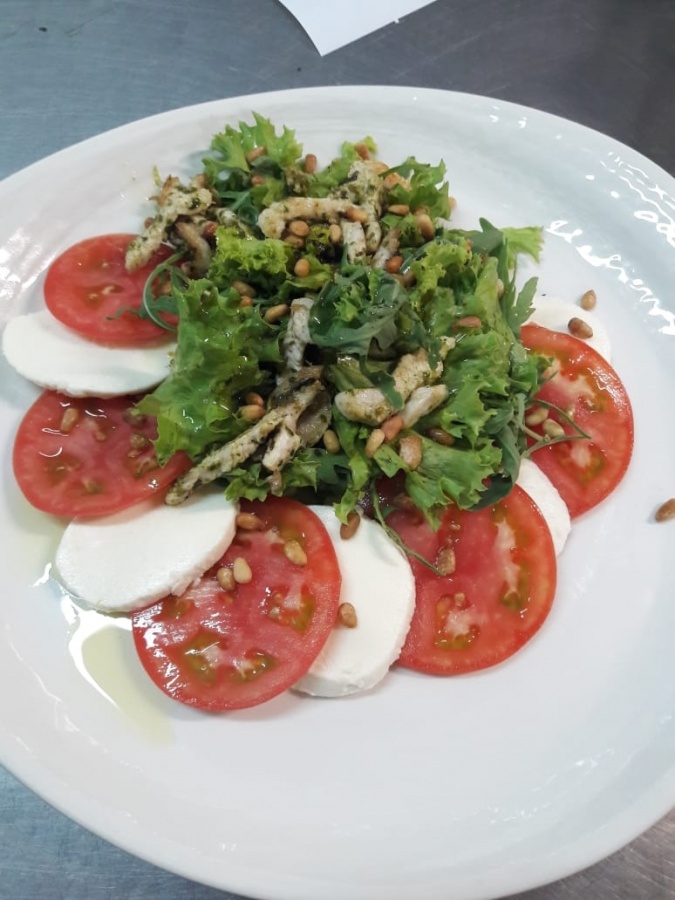 Салат из курицы с соусом «Песто»