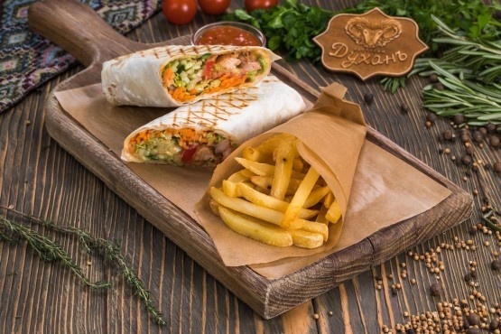 Шаурма с курицей и картофелем фри