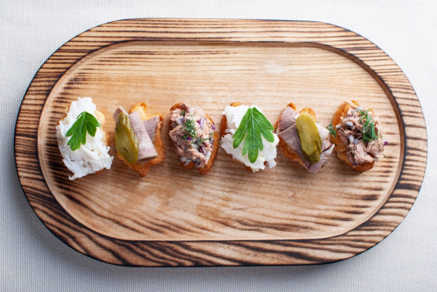 Микс тапасов с языком, салом и тунцом