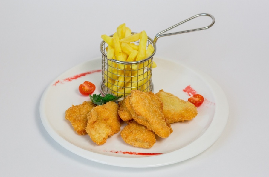 Куриные наггетсы с картофелем фри
