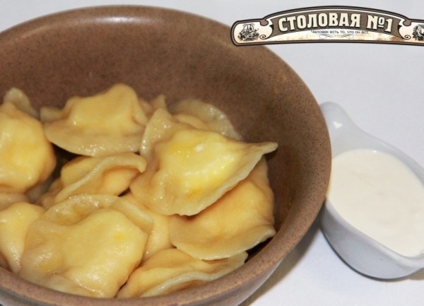 Вареники с домашним сыром и сметаной