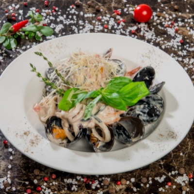 Черные спагетти с морепродуктами