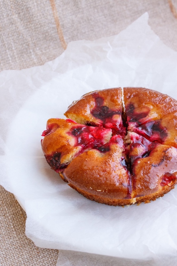 Пай с черной и красной смородиной