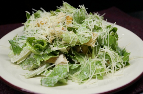 Салат Цезарь с курицей