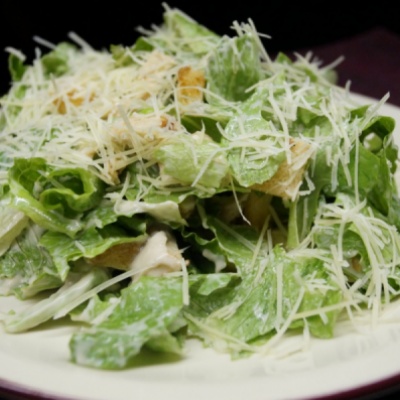 Салат Цезарь с курицей