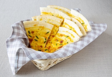 Луковая лепешка с сыром
