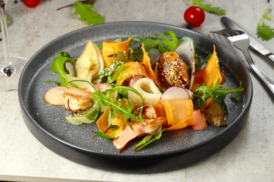 Салат из морепродуктов с овощами, рукколой и соусом Руй