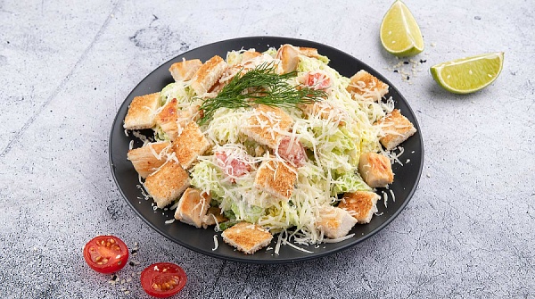 Салат Цезарь с курицей