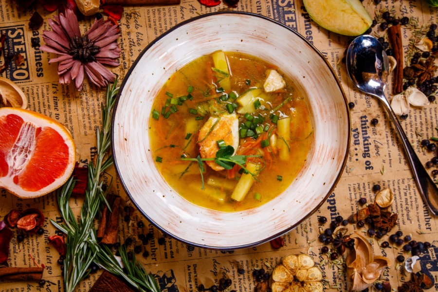 Консоме с курицей и цуники