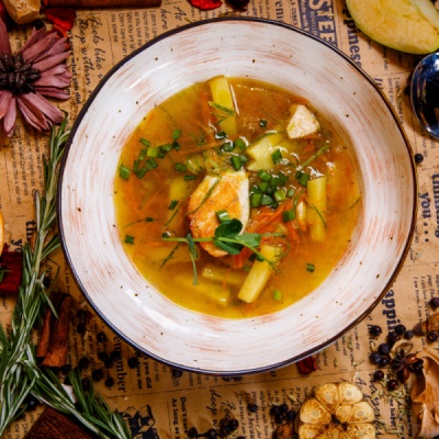 Консоме с курицей и цуники