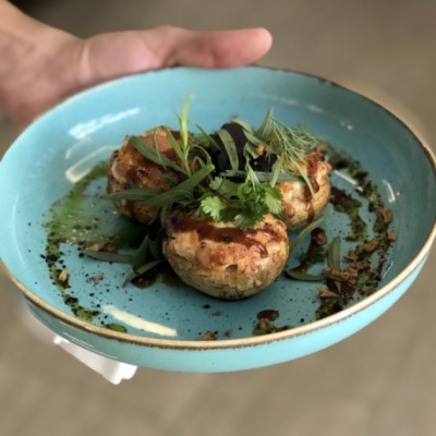 Шампиньоны с креветками и сырным соусом