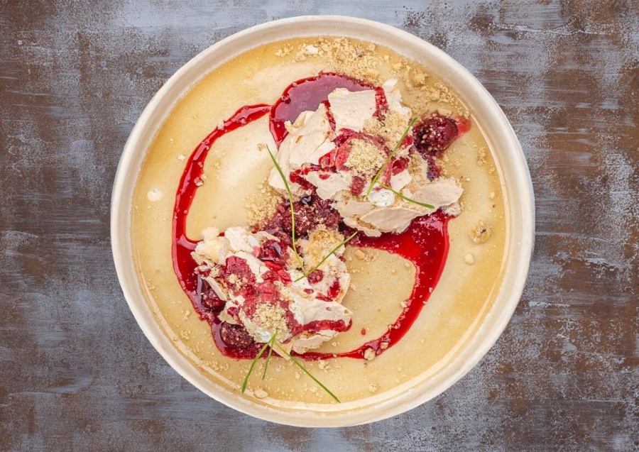 Ореховое безе с творожным кремом и соусом из вишни