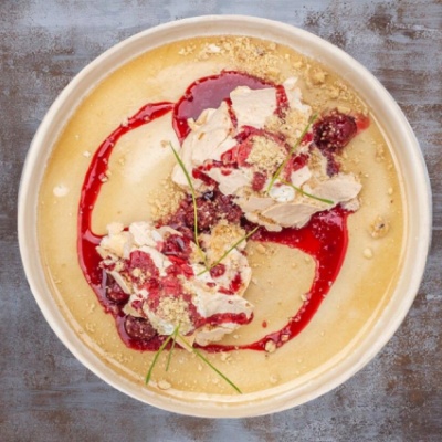 Ореховое безе с творожным кремом и соусом из вишни