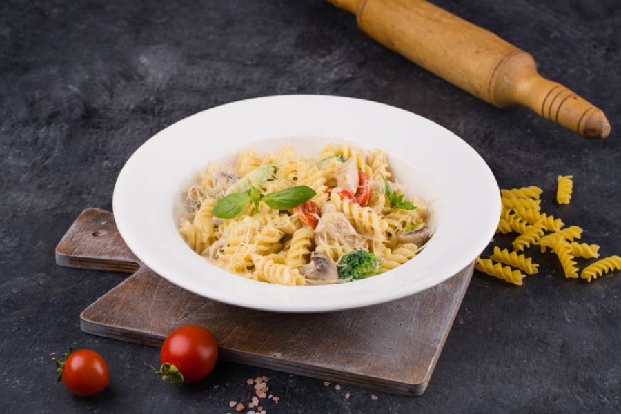 Паста Фузилли с курицей,грибами,брокколи и сыром