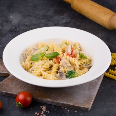 Паста Фузилли с курицей,грибами,брокколи и сыром