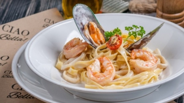 Тальятелли с морепродуктами в сливочном соусе