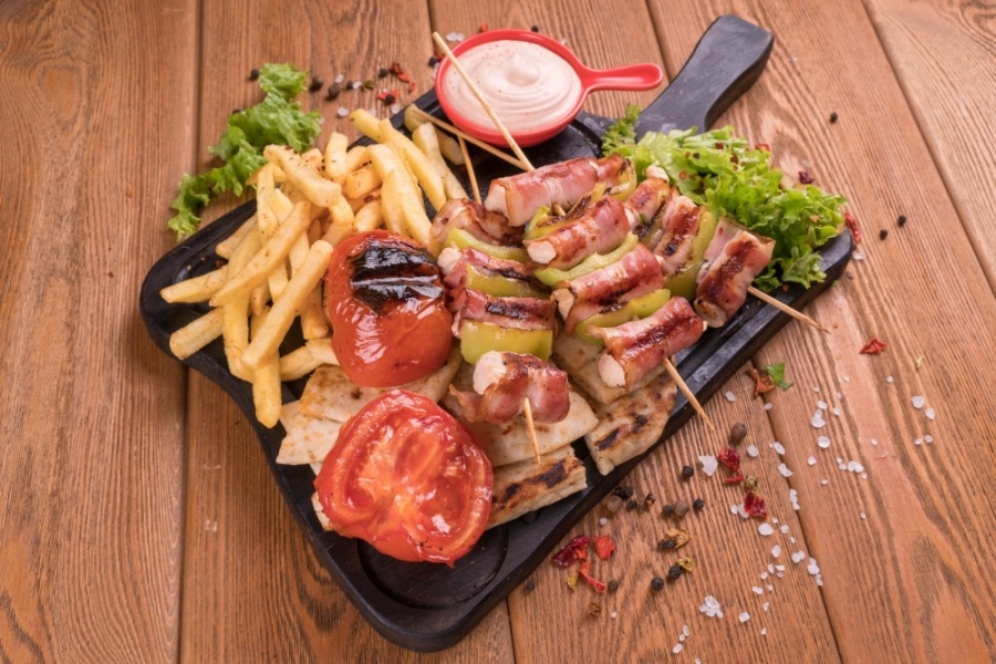 Каламаки курица в беконе на тарелке