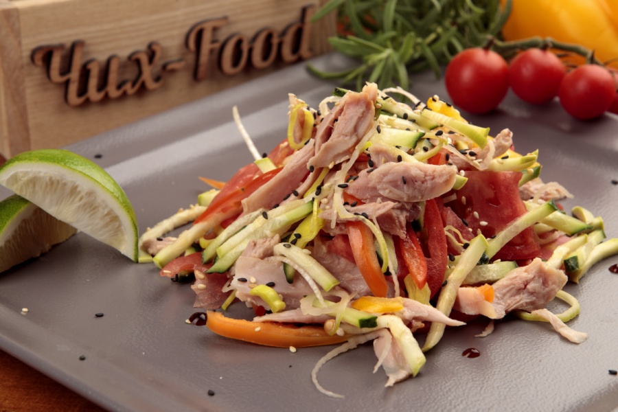 Салат с копченой курицей