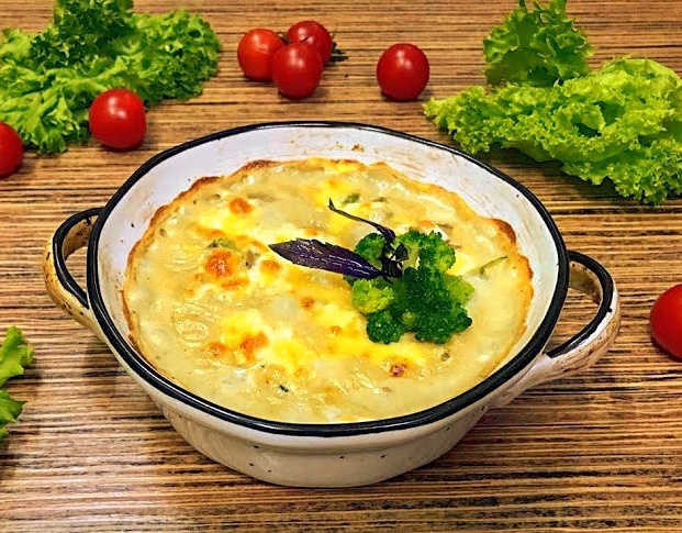Коктейль из морепродуктов (мидии, кальмары), грибы шампиньоны и брокколи