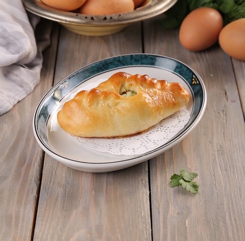 Расстегай с луком и яйцом
