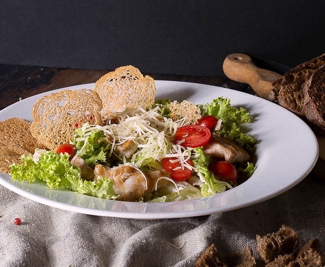 Салат Цезарь с курицей