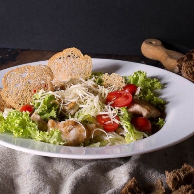 Салат Цезарь с курицей