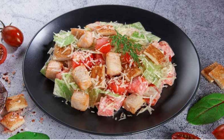 Салат Цезарь с курицей