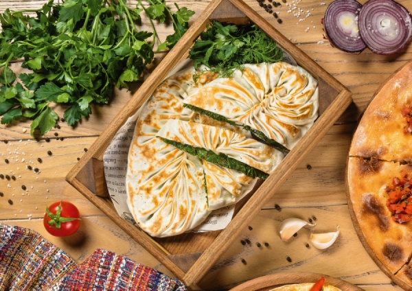 Жингялов хац с начинкой из зелени и сыра