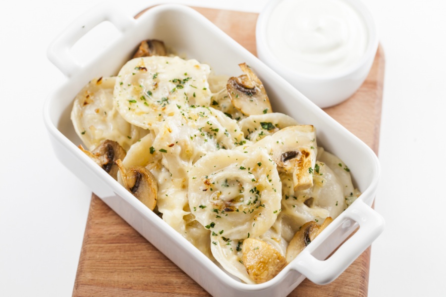 Пельмени куриные в сливках запеченные с грибами и сыром