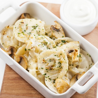 Пельмени куриные в сливках запеченные с грибами и сыром