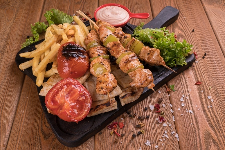 Каламаки курица на тарелке