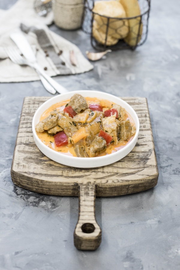 Гуляш из свинины с овощами
