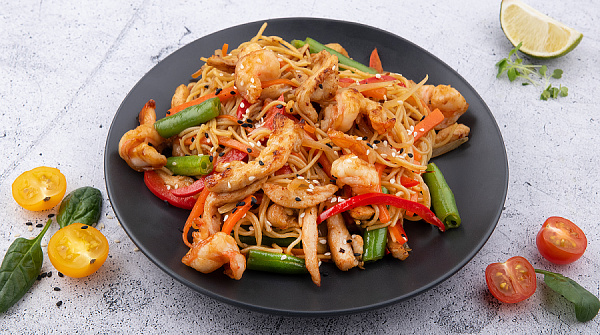 Лапша яичная с курицей и креветкой под соусом терияки