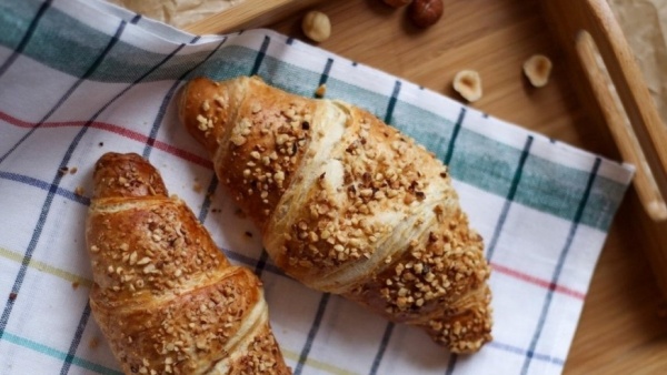 Круассан с шоколадом и орехами