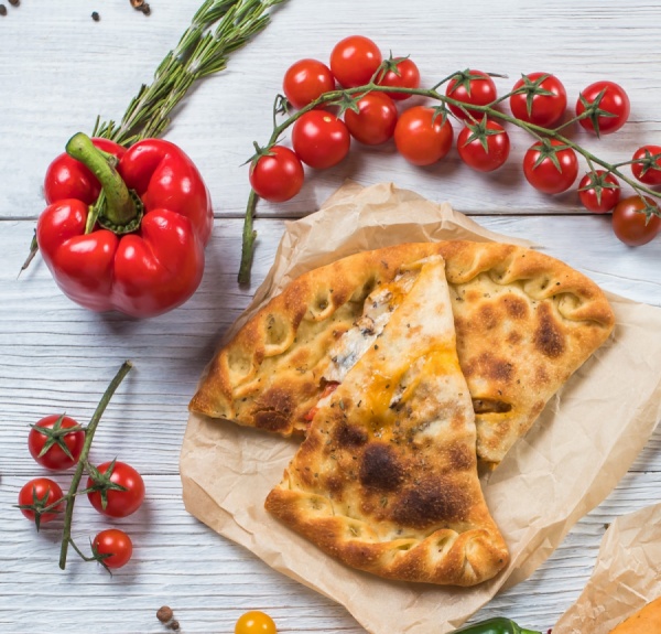 Кальцоне с курицей и грибами