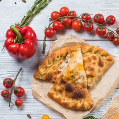 Кальцоне с курицей и грибами