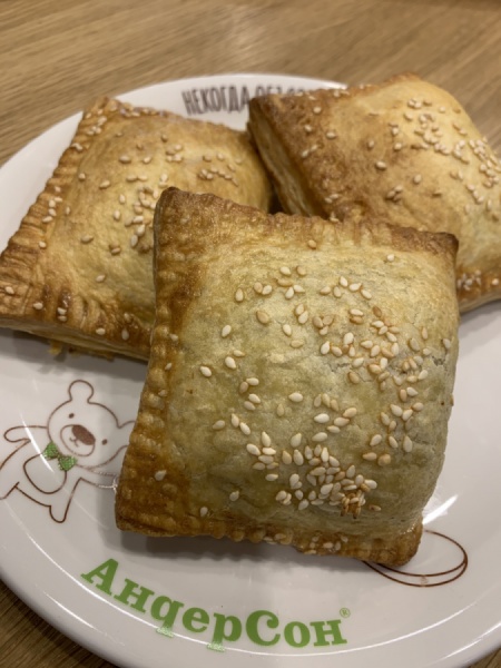 Слоеный пирожок с уткой
