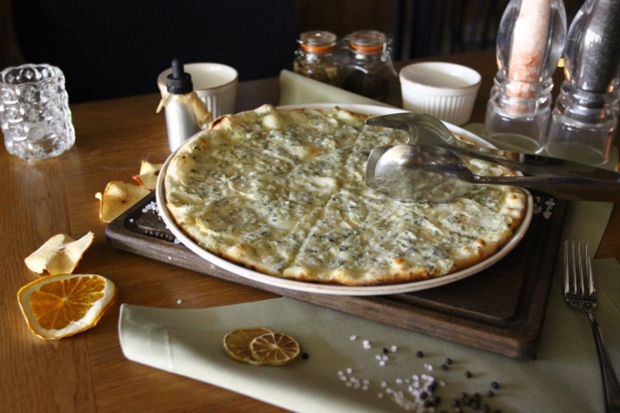 Пицца с грушей и сыром дорблю