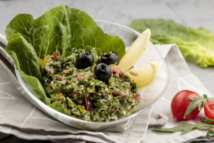 Национальный салат с кус-кусом и свежими овощами под особой заправкой
