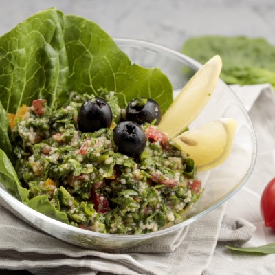 Национальный салат с кус-кусом и свежими овощами под особой заправкой