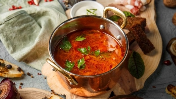 Борщ с салом и гренками