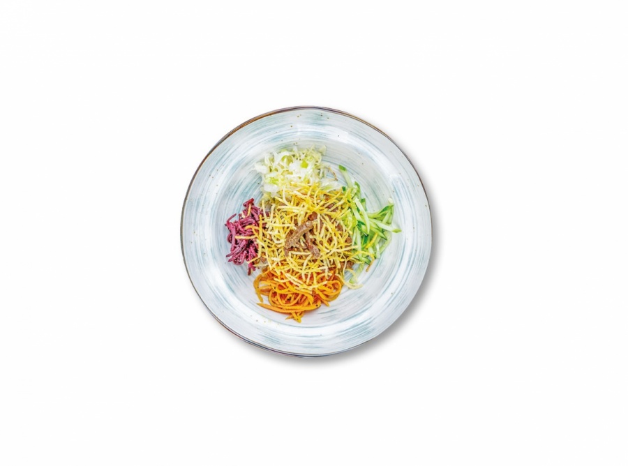 Салат с говядиной и маринованными овощами