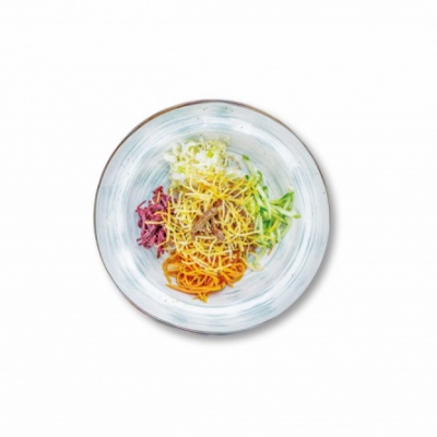 Салат с говядиной и маринованными овощами