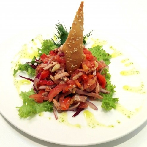 Салат с бужениной, печёным перцем и томатами