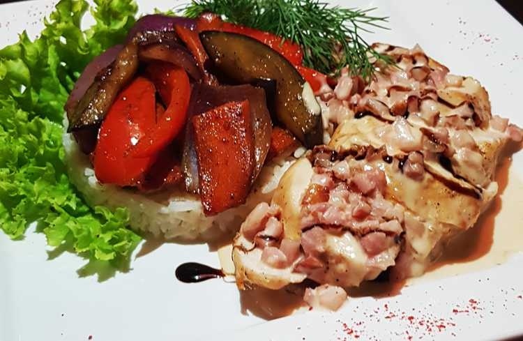 Куриное филе с рисом и овощами