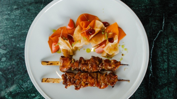 Кебаб из курицы с маринованными овощами