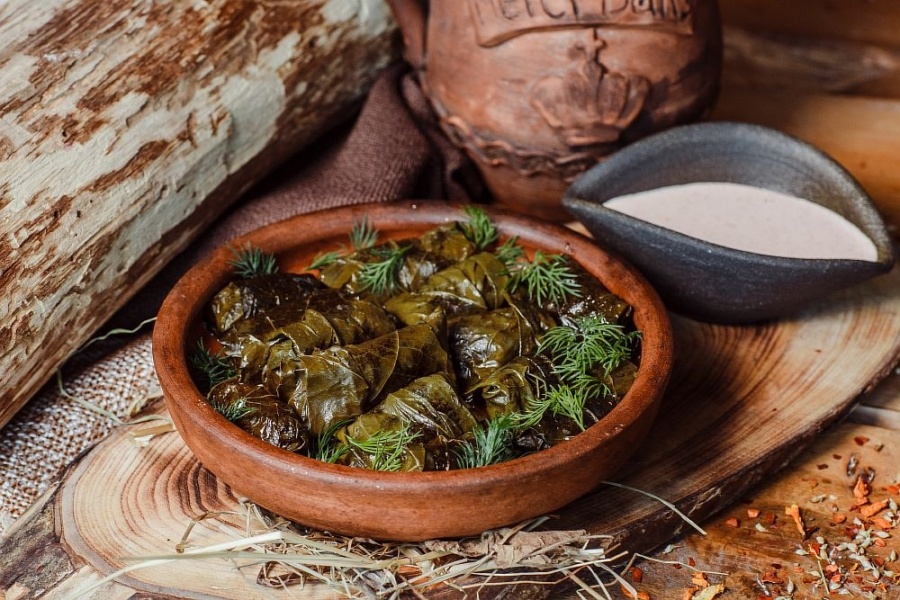 Мясная долма в виноградных листьях